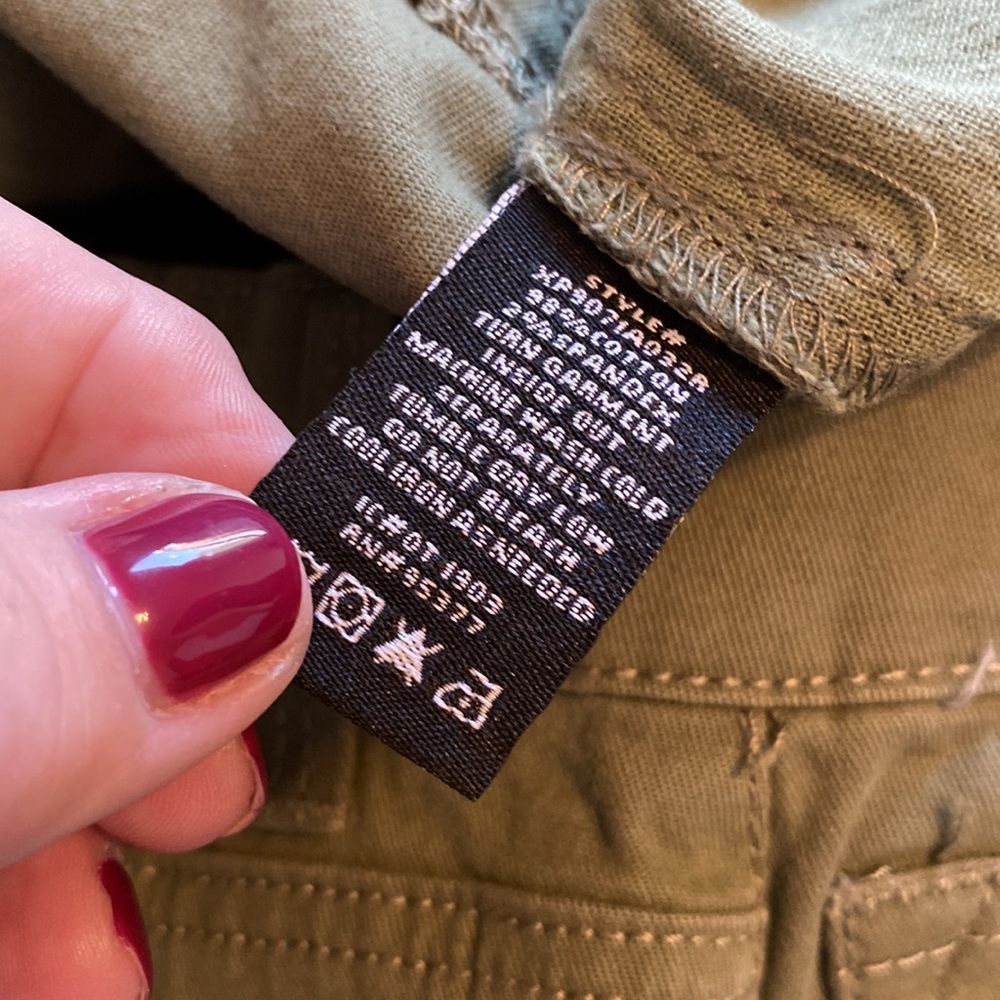 Sanctuary Ladies cropped raw hem olive army green size 32W, NWOT, never worn - Picture 8 of 8